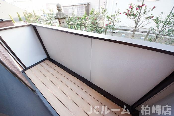 柏崎市東本町３丁目のアパートのバルコニー