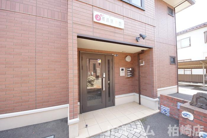 柏崎市東本町３丁目のアパートのエントランス