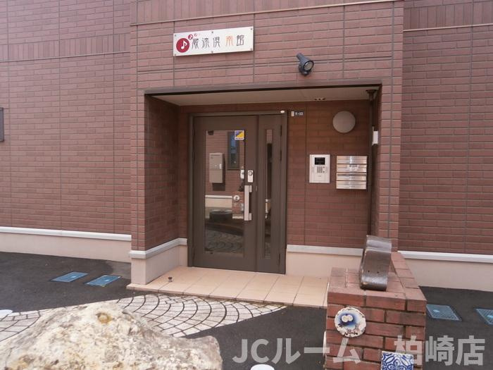 柏崎市東本町３丁目のアパートのエントランス