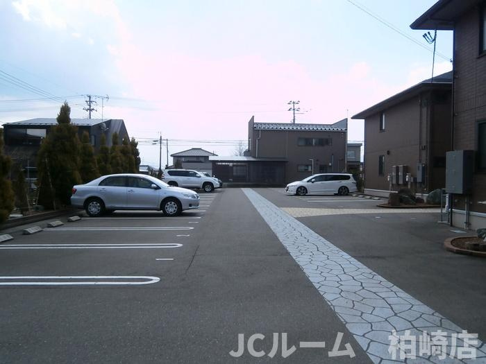 柏崎市東本町３丁目のアパートの駐車場