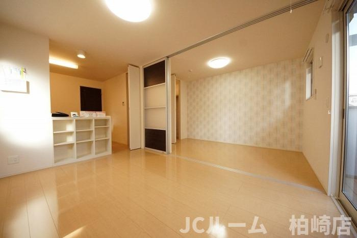 柏崎市東本町３丁目のアパートの居間・リビング