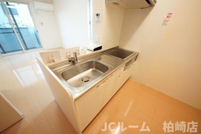 柏崎市東本町３丁目のアパートのキッチン