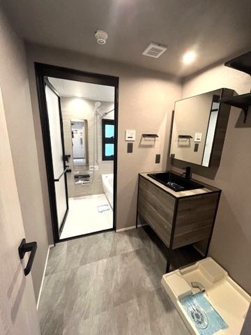 レジディア広尾南の洗面所|☆室内洗濯機置き場☆■収納＆鏡付き独立洗面台♪