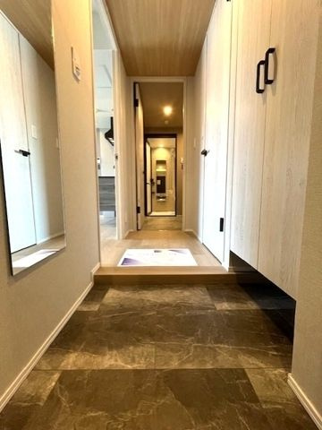 レジディア広尾南の玄関|■モニタ付インターホン■ディンプルキー■2重鍵■ダウンライト