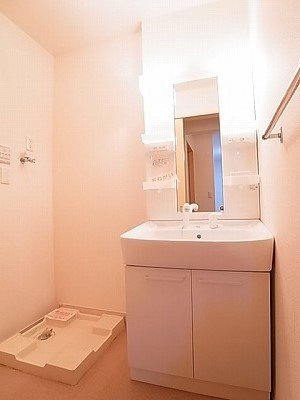 【賃貸アパート】アンジュエールＣの洗面所|忙しい朝には欠かせない洗面所です