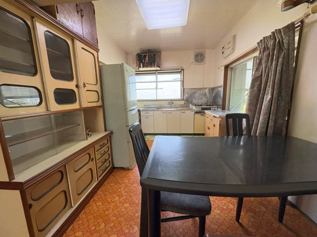 中古戸建　大垣市荒川町　昭和63年築・昭和48年築の居間・リビング|北側２階建て