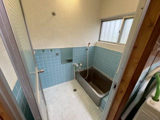 中古戸建　大垣市荒川町　昭和63年築・昭和48年築の浴室|北側２階建て