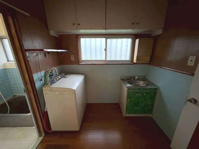 中古戸建　大垣市荒川町　昭和63年築・昭和48年築の独立洗面台|北側２階建て