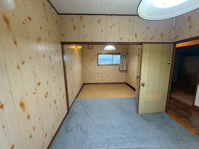 中古戸建　大垣市荒川町　昭和63年築・昭和48年築の洋室|北側２階建て