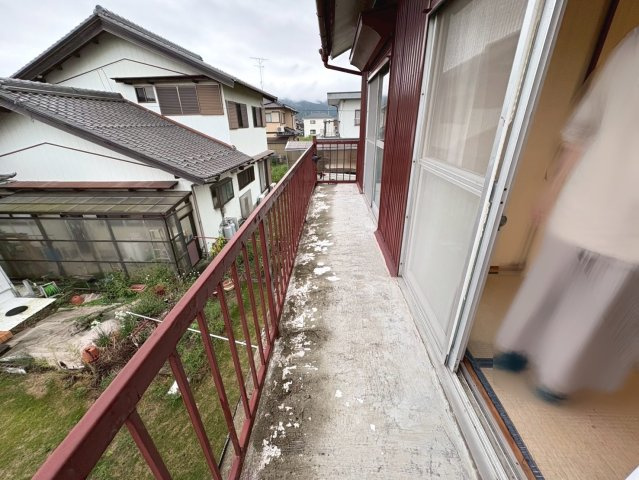 中古戸建　大垣市荒川町　昭和63年築・昭和48年築のバルコニー|北側２階建て