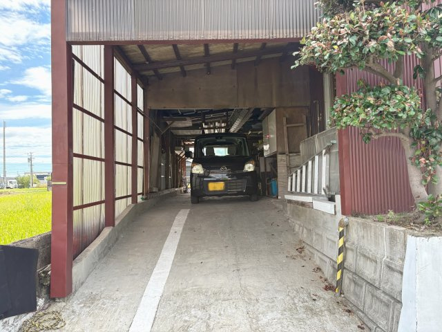 中古戸建　大垣市荒川町　昭和63年築・昭和48年築の駐車場