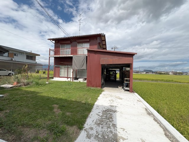 中古戸建　大垣市荒川町　昭和63年築・昭和48年築の駐車場