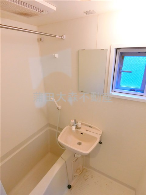 ラビットハウス西蒲田@仲介手数料無料の浴室|窓と浴室乾燥機付きのバスルーム　お風呂