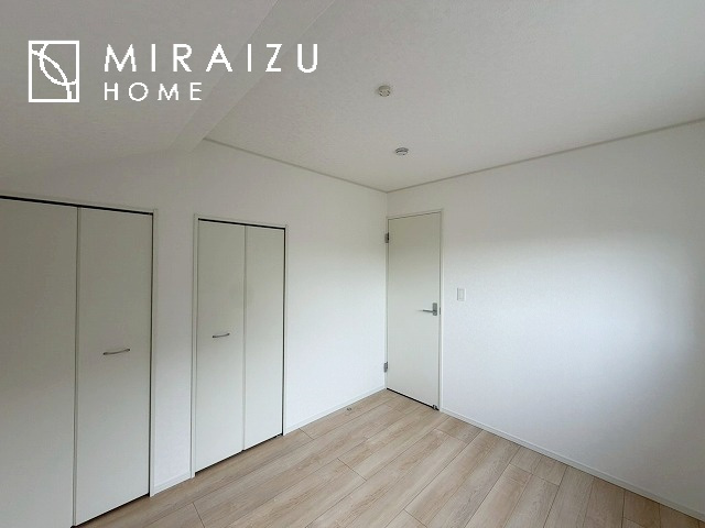 【洋室】 | 暮らしやすさを考えたプランで快適な現地ロケーションを実現。安らぎに満たされる、ゆとりのある日々を過ごせます♪