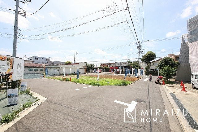 【前面道路含む現地写真】 | 陽の光をたっぷりと浴びながら気持ち良く生活が出来ます。夢のマイホーム、夢ではなく実現出来ます！見学・ご相談等、お気軽にご連絡下さい。