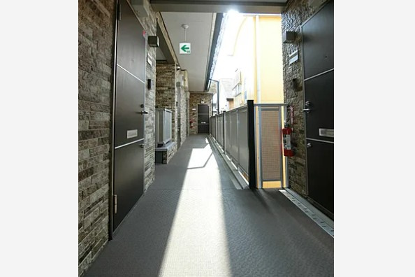 リブリ・Ｒｏｏｍｙ＇ｓのエントランス