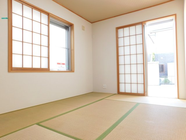 津島市江東町３丁目の中古一戸建の和室|◇１階和室◇　　南面で明るい和室約６．０畳　押入付き♪