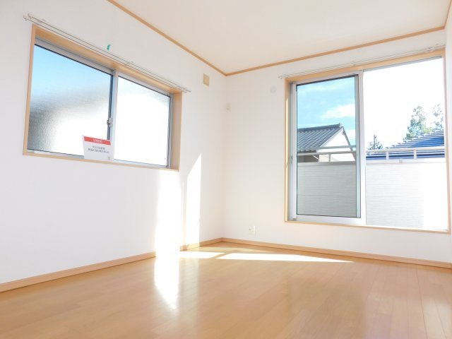 津島市江東町３丁目の中古一戸建の洋室|◇洋室◇　　南面を含む２面採光で明るい洋室約６．０帖　全居室収納完備♪　バルコニー付き