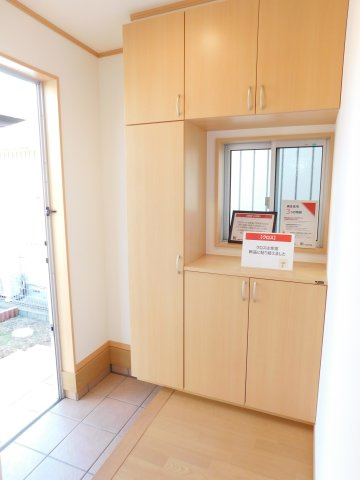 津島市江東町３丁目の中古一戸建の玄関|◇玄関収納◇　　広い玄関ホール！　家族分の履物がしっかりと収納出来る大型収納付き♪