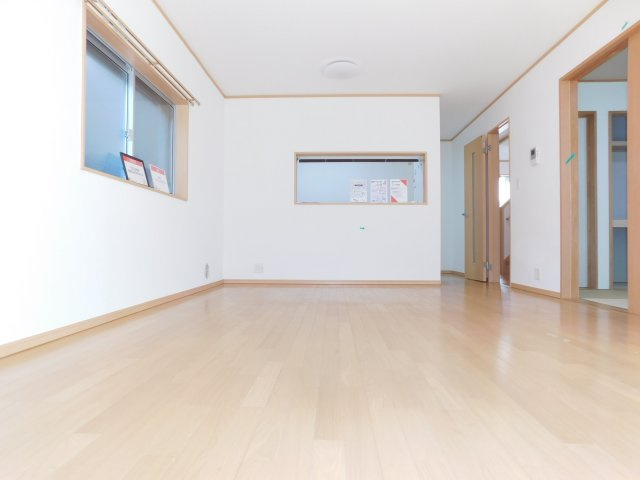 津島市江東町３丁目の中古一戸建の居間・リビング|◇ＬＤＫ◇　　南面で明るいＬＤＫ約１６．０帖♪　家族団らんをお楽しみいただけます！