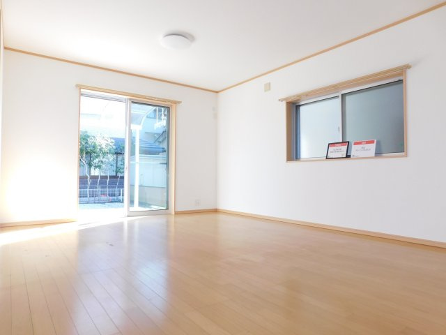 津島市江東町３丁目の中古一戸建の居間・リビング|◇ＬＤＫ◇　　南面で明るいＬＤＫ約１６．０帖♪　隣の和室と続き間で最大約２２．０帖！！