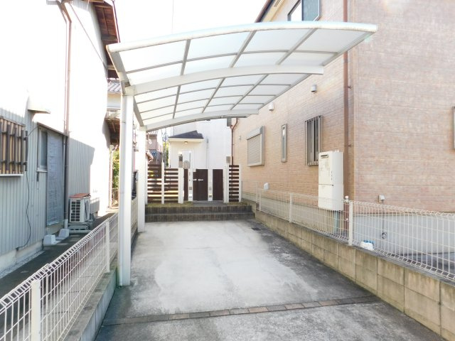 津島市江東町３丁目の中古一戸建の駐車場|◇カーポート◇　　雨が降っていてもゆっくりと乗り降りが可能なカーポート設置済み♪
　