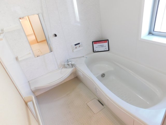 津島市江東町３丁目の中古一戸建の浴室|◇お風呂◇　　お湯を節約できるベンチ付き浴槽♪