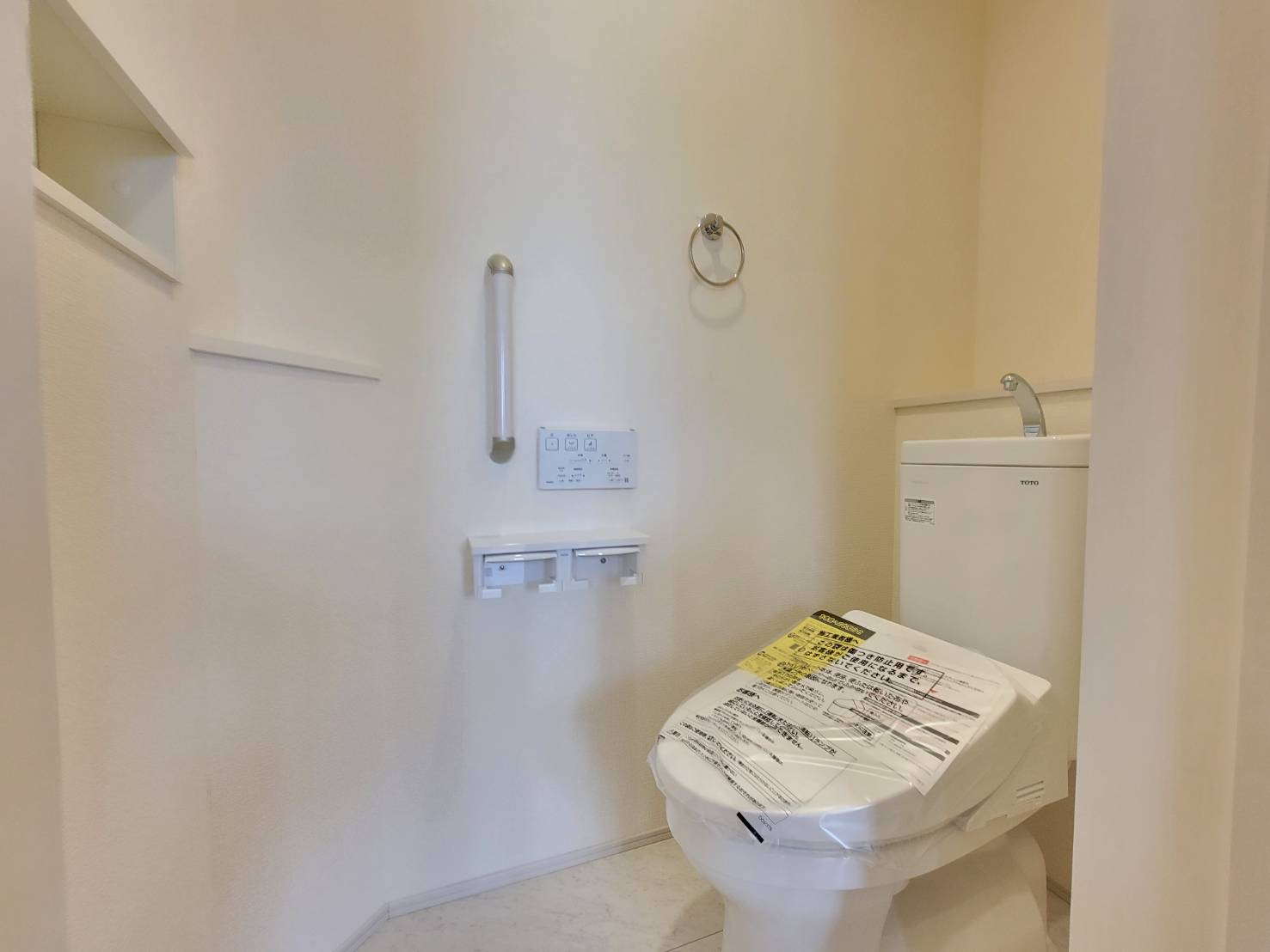 宇都宮市清原台1丁目 全2棟のトイレ|〇1号棟トイレ〇
ニッチ収納＆タオル掛け＆手すり付きトイレ。快適な暖房便座は、お掃除のしやすいタイプです。
※2026年2月撮影
