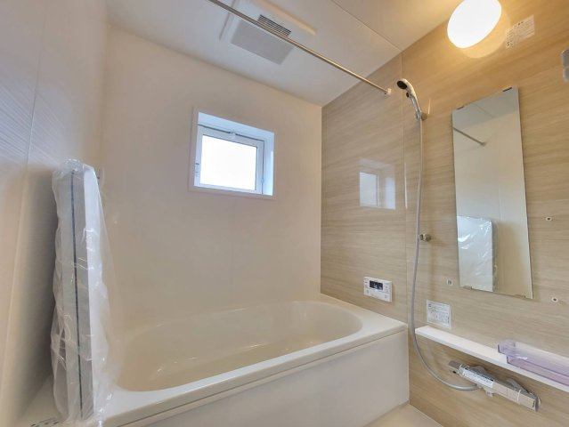 宇都宮市清原台1丁目 全2棟の浴室|○1号棟浴室○
白と木目柄が、清潔で落ち着いた雰囲気を醸す浴室。1日の疲れをゆっくりと癒すことができる。雨の日には浴室内に洗濯物を干すこともできる、機能性も備えています。
※2026年2月撮影