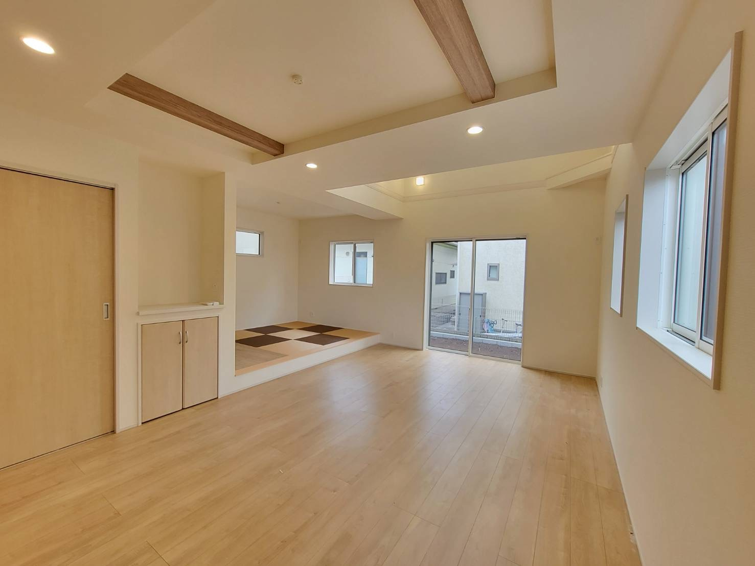 宇都宮市清原台1丁目 全2棟の居間・リビング|○1号棟　LDK18.25帖○
天井を高くして開放感を演出した折上天井を採用！室内にいても、たっぷりの陽光と爽やかな風を感じて頂ける、開放感あふれるリビングです。
※2026年2月撮影