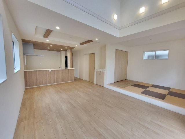 宇都宮市清原台1丁目 全2棟の居間・リビング|○1号棟　LDK18.25帖○
ご家族団欒の時間を過ごすリビングは、吹き抜けを採用することで、圧倒的な開放感と採光をもたらします。１階と２階がひとつの空間で繋がりコミュニケーションが捗ります。
