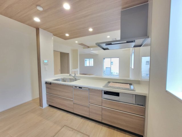 宇都宮市清原台1丁目 全2棟のキッチン|〇1号棟　キッチン〇
水回り集中設計を採用。キッチンや洗面所・浴室が近いことで、さまざまな家事を連携して行うことができます。食洗器は手洗いよりも衛生的かつ手洗いよりも節水でき、手荒れも軽減♪			
