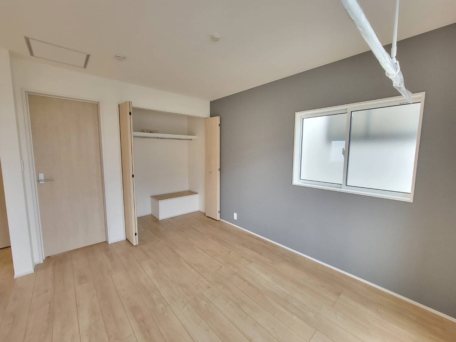 宇都宮市清原台1丁目 全2棟の洋室|〇1号棟　2F洋室5.25帖+6帖〇
アクセントクロスがおしゃれを演出♪間仕切壁を設置し２部屋にした際も各居室に収納が付くように配置された設計です。
※2026年2月撮影