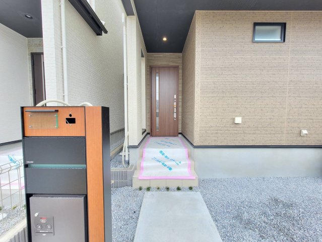 宇都宮市清原台1丁目 全2棟の玄関|〇1号棟　玄関ポーチ〇
ポスト一体型宅配ボックス、TVモニター付インターホンも標準装備。ドアを開けずに訪問者の顔と様子を室内から確認でき、子供のいる家庭の防犯性も大幅に向上♪
※2026年2月撮影