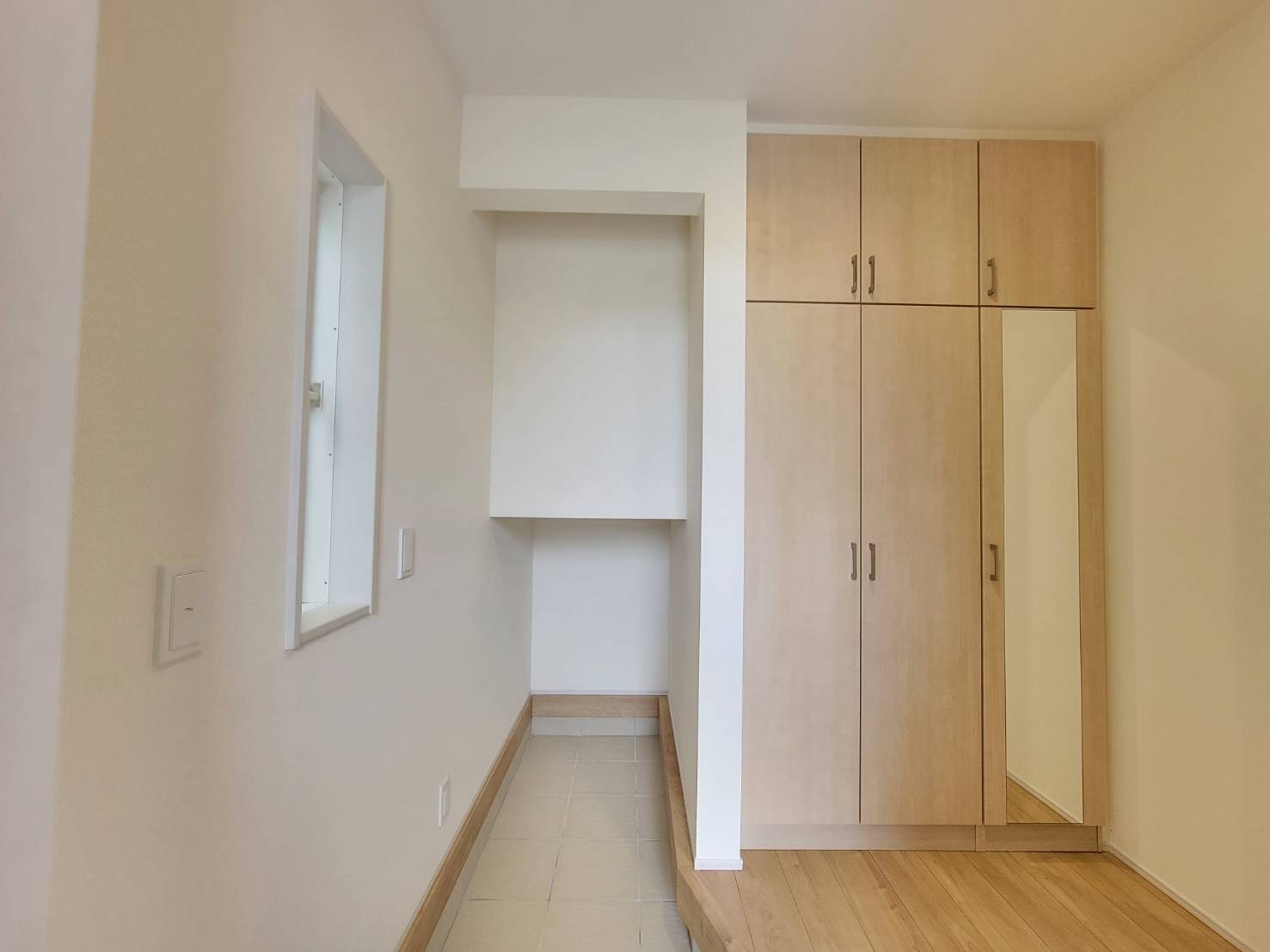 宇都宮市清原台1丁目 全2棟の収納|〇1号棟　玄関〇
お出かけ前のコーディネートをチェックできる、全身ミラー付きのシューズボックスは豊富な収納力があります。土間スペースにはベビーカーやアウトドア用品もスッキリ収納♪
※2026年2月撮影