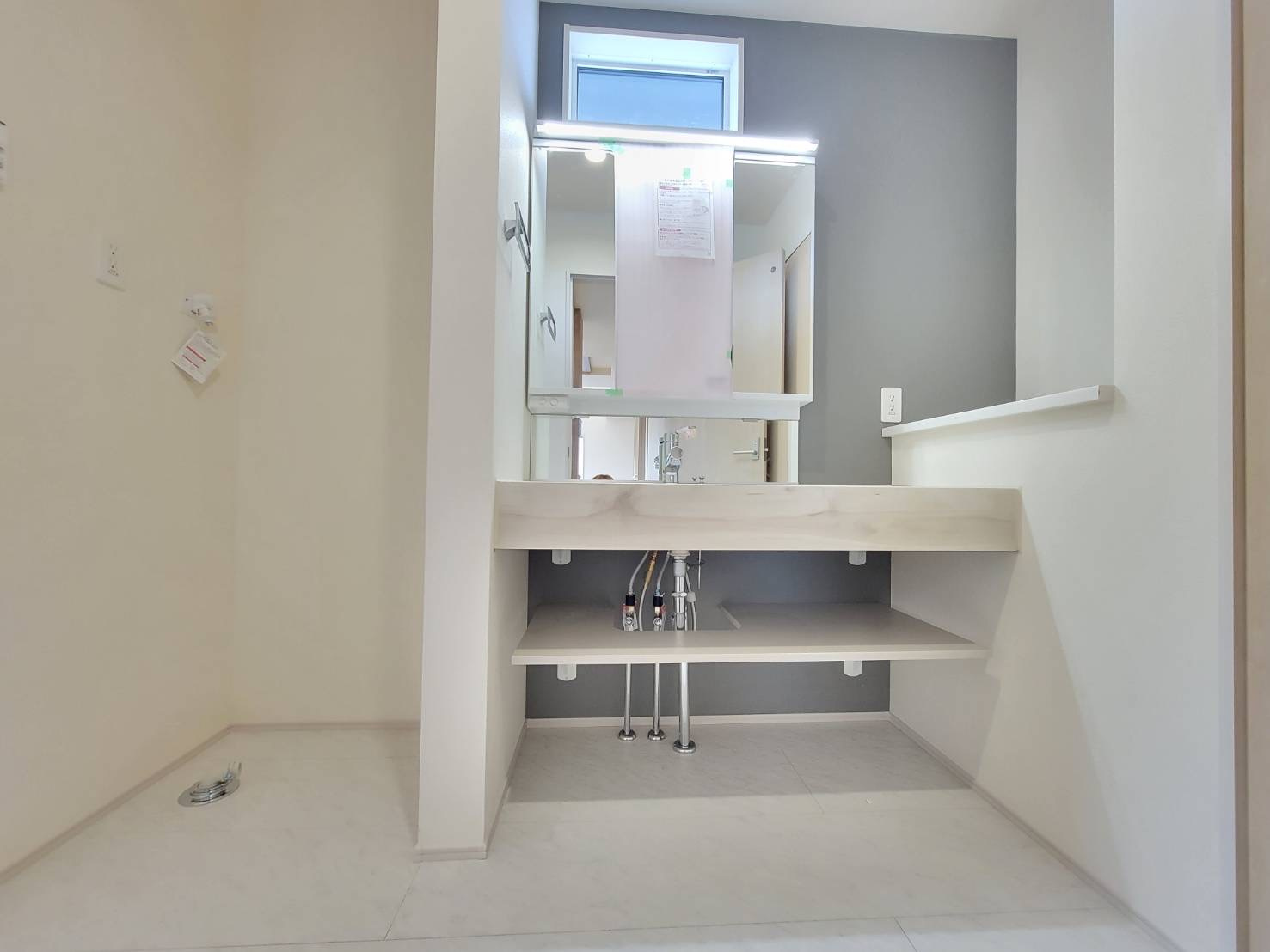 宇都宮市清原台1丁目 全2棟の洗面所|○1号棟洗面化粧台○
洗練されたデザイン+清潔感を保ちやすいフルフラットカウンター採用！カウンターも付いているので便利です。
※2026年2月撮影