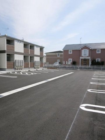 サンローラＡの駐車場