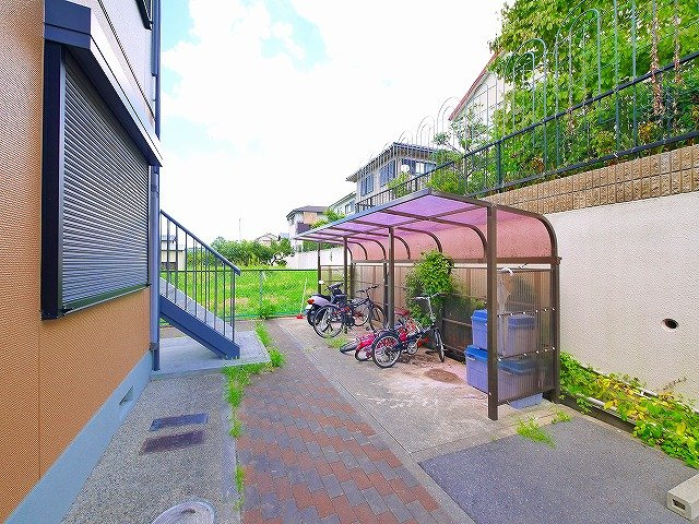 サンシャイン高円のその他共用部分|駐輪場も広く屋根付きです