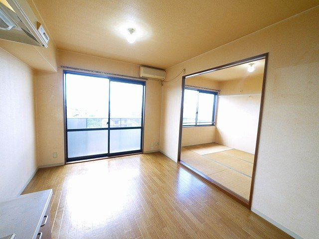 サンシャイン高円の居間・リビング|こちらのリビングで趣味の時間をお楽しみください