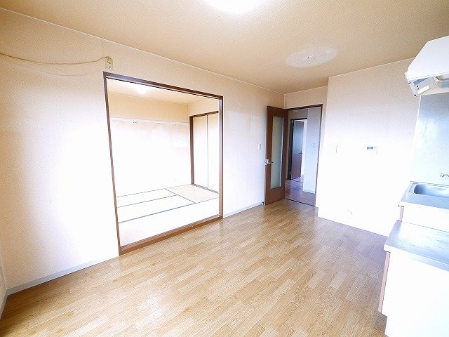 サンシャイン高円の居間・リビング|明るいリビングです