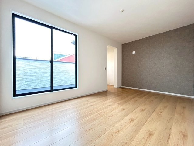 新築戸建　岩倉市曽野町4期　全3区画分譲の寝室|全居室にたっぷり収納できる大型収納を設置。窓ガラスは断熱性能や結露防止効果の高いペアガラスです。