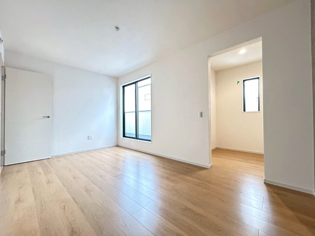 新築戸建　岩倉市曽野町4期　全3区画分譲の洋室|建具やクロスなどをトータルデザインでコーディネートしており、室内に落ち着きと安らぎを与えてくれます。