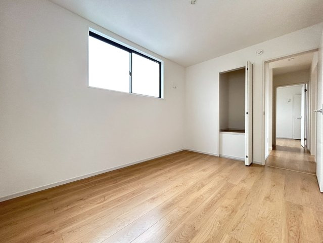 新築戸建　岩倉市曽野町4期　全3区画分譲の洋室|建具やクロスなどをトータルデザインでコーディネートしており、室内に落ち着きと安らぎを与えてくれます。