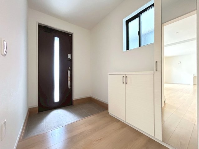 新築戸建　岩倉市曽野町4期　全3区画分譲の玄関|大容量のシューズ収納付きで玄関周りもすっきり！玄関ドアからの光が玄関ホールを明るくしてくれます。