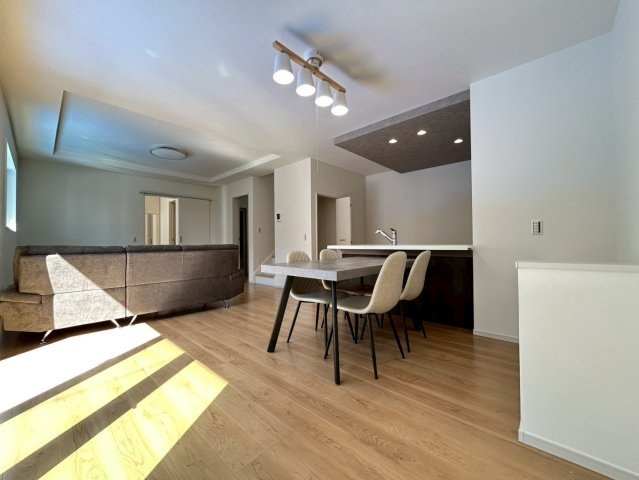 新築戸建　岩倉市曽野町4期　全3区画分譲の居間・リビング|フローリング材は木目調でナチュラルな美しさ。様々な傷やクラックの発生を大幅に抑える特殊加工済み。