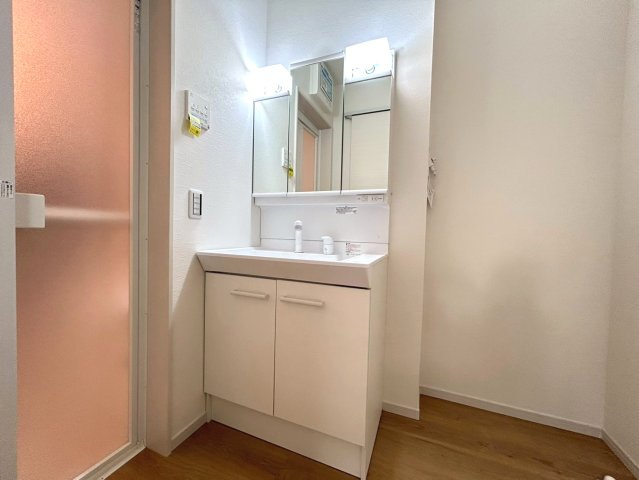 新築戸建　岩倉市曽野町4期　全3区画分譲の独立洗面台|床材に受ける様々な傷や、温度・湿度変化によるクラックの発生を大幅に抑える特殊加工を施工済み。