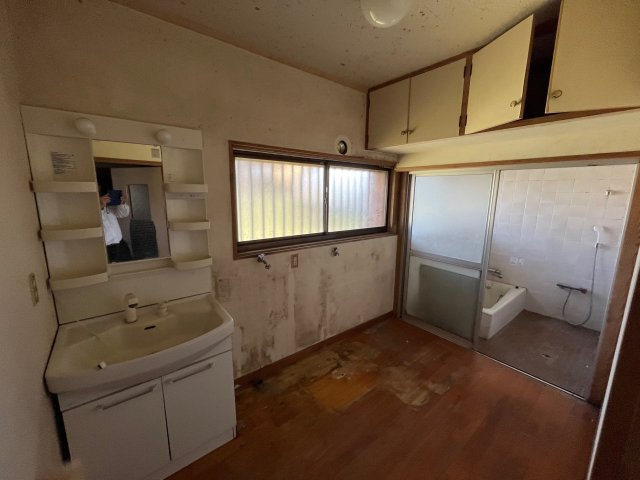 福島小学校そば2階建て住宅の脱衣所|脱衣室は約3帖の広さがあります