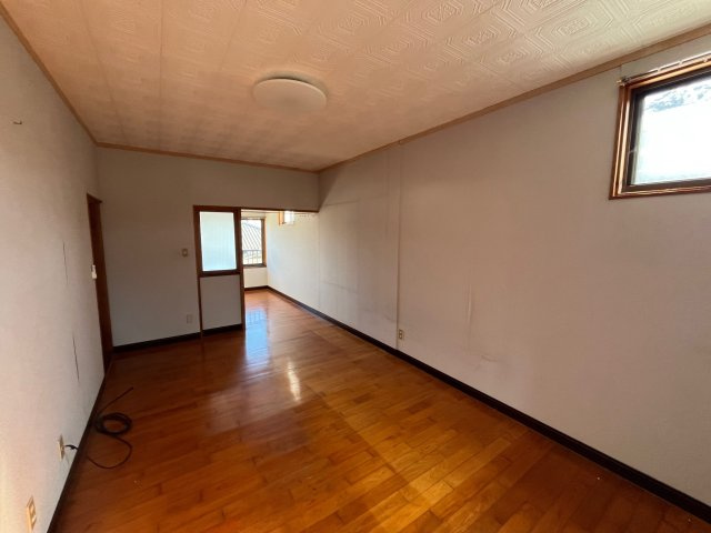 福島小学校そば2階建て住宅の洋室|2階の洋室です