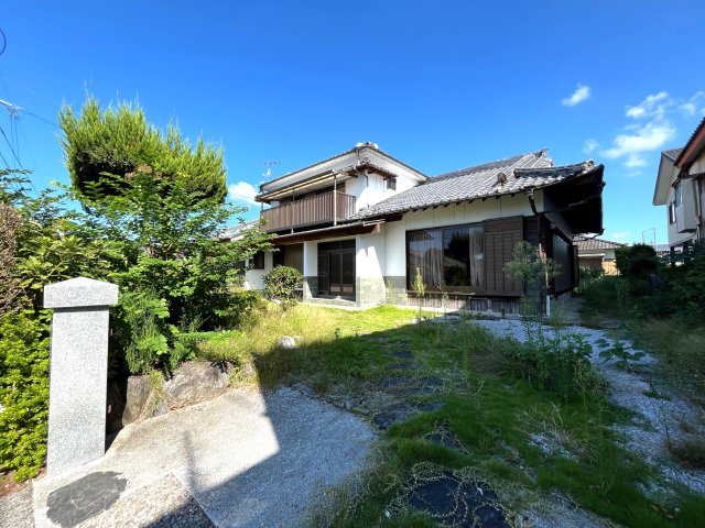 福島小学校そば2階建て住宅の外観|敷地面積は75７㎡。200坪を超える広さがあります