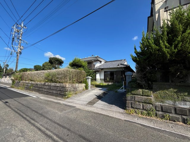 福島小学校そば2階建て住宅の外観|令和6年の地震で屋根の瓦が一部損壊しています